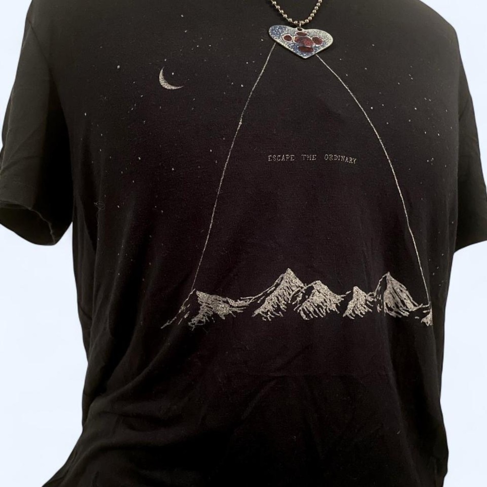 2016 American Eagle • Navy Blue / White Escape the Ordinary tee • Size - L •